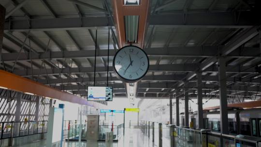 地铁站台时钟时间