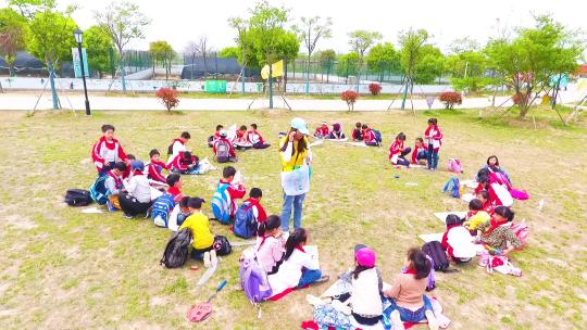 0796 小学生郊游 游览 游玩 草地 放风筝