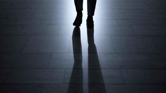 脚步光影逆光前行 效门 科技大门 未来之门