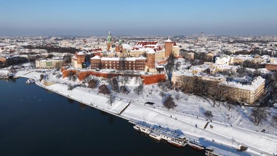 克拉科夫白雪覆盖的瓦维尔皇家城堡空中超拍摄视频素材模板下载
