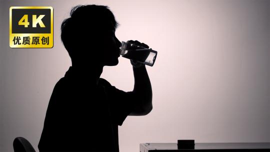 男人喝水剪影水杯喝水水杯拧紧杯盖
