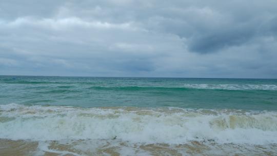 波涛汹涌 海浪拍打沙滩 海边浪花