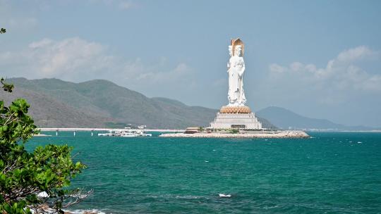 海南三亚南山旅游区南海观音与海浪