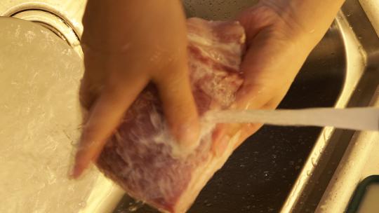 蒜沫白肉清洗肉块-流动的水冲洗