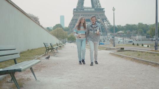 巴黎快乐的老年夫妇视频素材模板下载