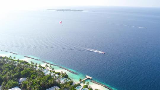马尔代夫情侣玩滑翔伞冲浪度假旅行4K航拍