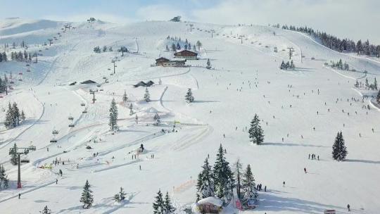 奥地利弗拉豪法国阿尔卑斯山雪山上拥挤雪坡的美丽无人机视图