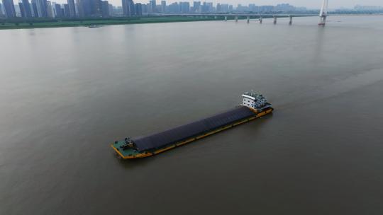 长江上行驶的运沙船航拍视频素材模板下载