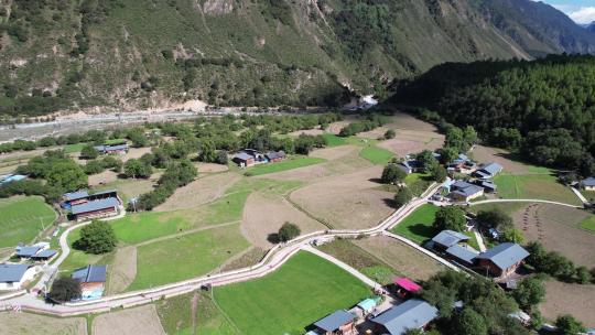 鸟瞰西藏峡谷村庄4K航拍视频