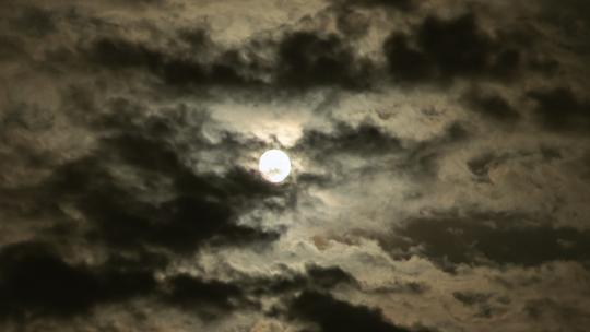 实拍十五圆月亮延时乌云遮月又出现中秋满月