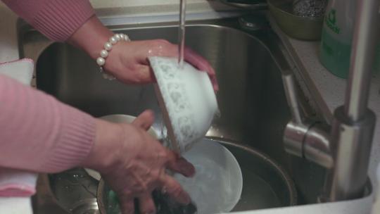 洗完 厨房 刷锅 刷碗 洗刷 冲洗