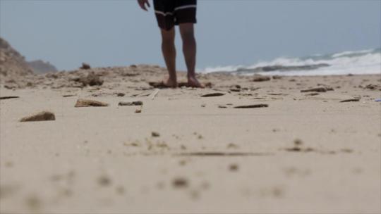 沙滩步行，走路，脚步特写原素材