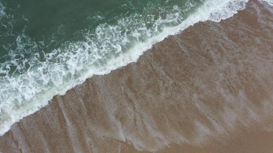 海浪沙滩海浪拍打沙滩航拍旅拍素材潮汐