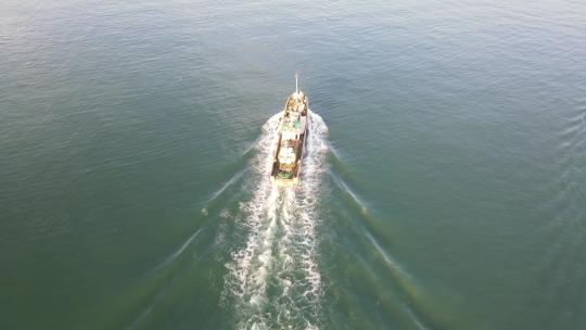 航拍俯瞰一条在海上航行的渔船视频素材模板下载
