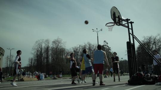 莫斯科——5月6日： 2013年5月6日，俄罗斯莫斯科，卢日尼基，青少年在莫斯科春节的城市公园打篮球。