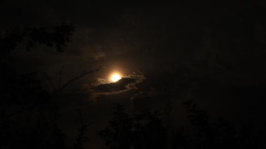 夜晚月亮被乌云遮挡后散开4K