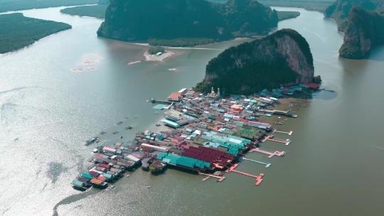 航拍漂浮在湖面的村庄