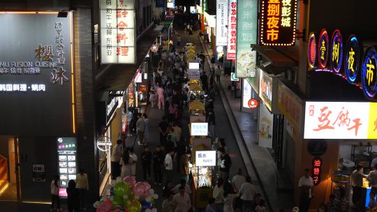 航拍江苏徐州城市步行街夜晚人流街景