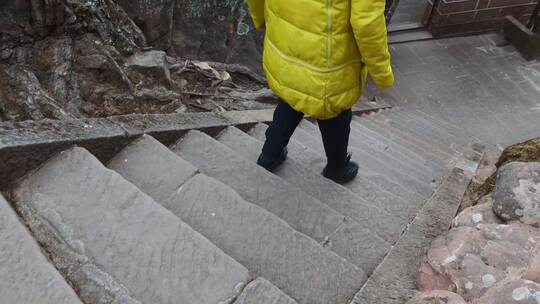 云南旅游大理剑川石宝山陡峭垂直石头台阶