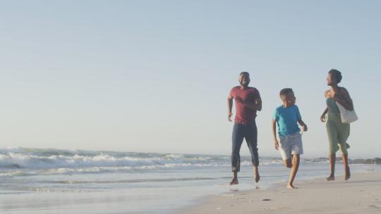 一家人在海滩上奔跑视频素材模板下载