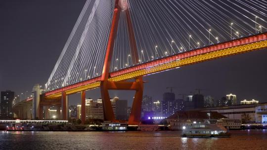 4K夜晚游船经过杨浦大桥