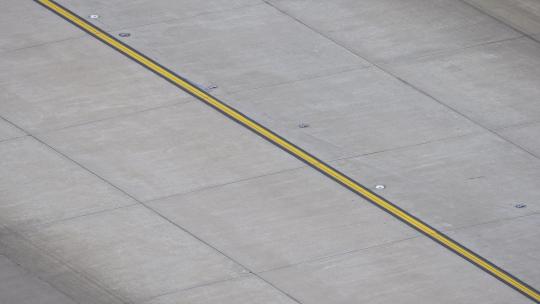 一二三航空飞机在浦东机场跑道滑行