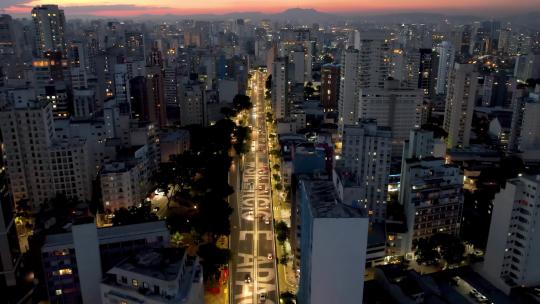 巴西圣保罗日落市中心延时城市。4K延时城市