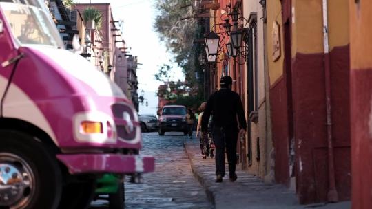 墨西哥圣米格尔人文街道的士行人地拍