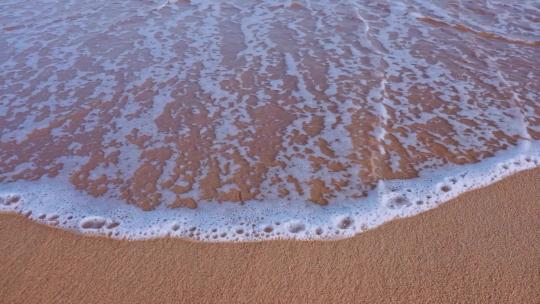 海浪冲向沙滩