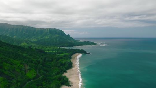 夏威夷哈纳雷湾的高空空中多莉沿着海滩向后。明亮多云的一天。