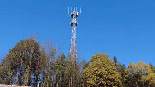 山区蓝天下的通信塔角钢塔实拍视频