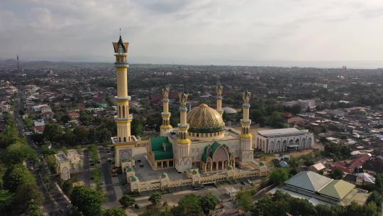 伊斯兰中心的外观NTB与马塔拉姆市在白天在龙目岛，印度尼西亚。-天线