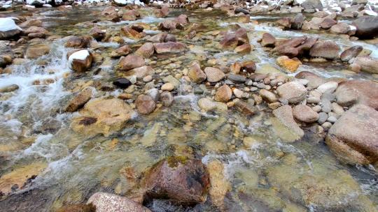 新疆伊犁琼库什台清澈的溪流河水