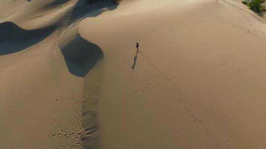 航拍人在沙漠上行走