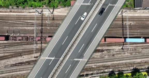 高速公路和铁路火车