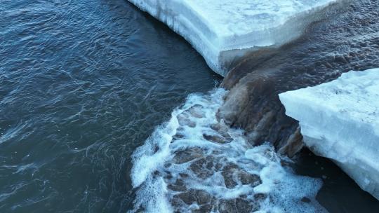 春天河水融化的冰块