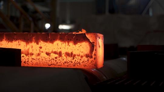 钢厂烧红的金属块视频素材模板下载