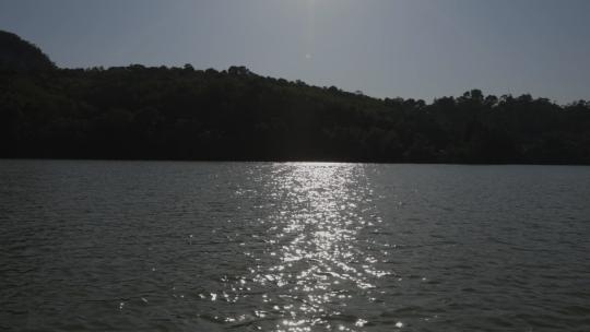 阳光下波光粼粼的湖面视频素材模板下载