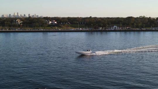 路易斯安那州新奥尔良的快艇在海浪中飞驰——天线