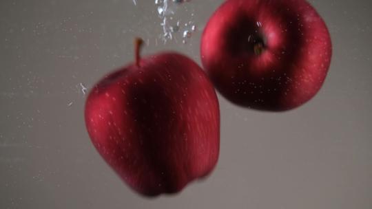 水中的红苹果