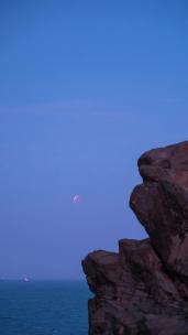 海边月全食延时摄影 红月亮 月升 竖构图
