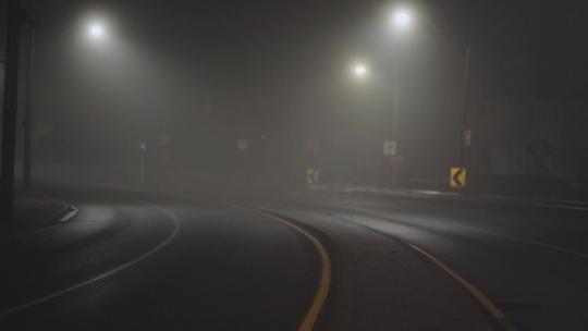 夜间在雾路上行驶的车辆视频素材模板下载