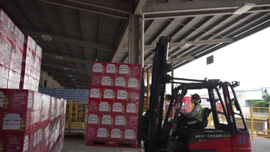 女工人 工厂叉车作业 叉车运输货物