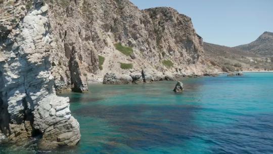 1203_多岩石的海岸线和蓝绿色的海