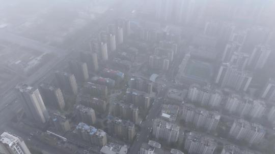 航拍城市雾霾下的居民楼