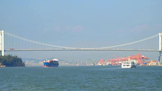 福建厦门港通过海沧大桥的集装箱货轮