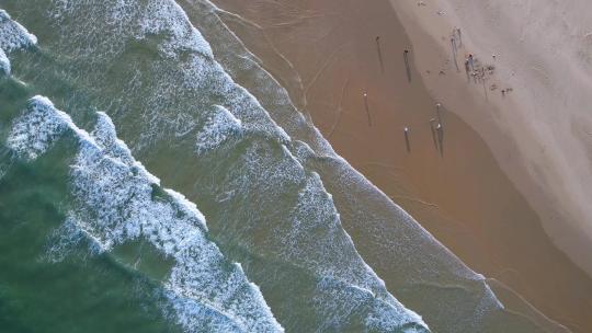 俯拍海浪沙滩大海航拍海滩唯美海边海水浪潮