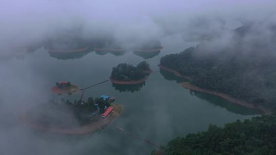 云雾缭绕湖泊