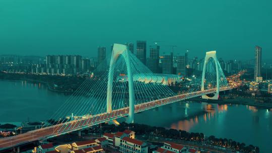 航拍夜幕下的南宁青山大桥