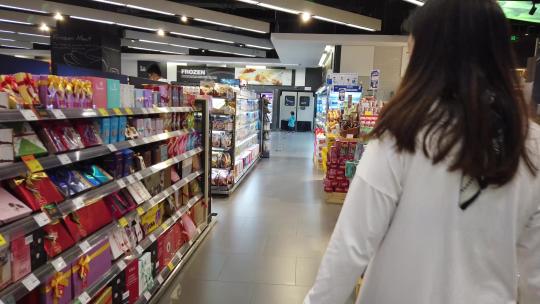 4k 女人在超市购物选购商品